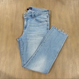 Abercrombie Harper Low Rise Ankle Short Light Wash Raw Hem